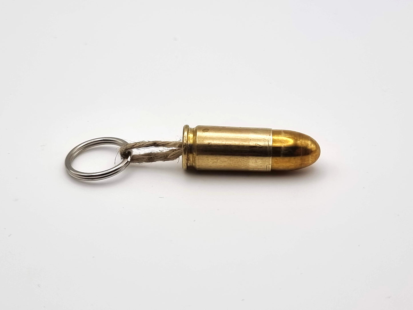 Llavero hecho a mano con bala Luger de 9 mm: un regalo único para los amantes de las armas.