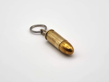 Llavero hecho a mano con bala Luger de 9 mm: un regalo único para los amantes de las armas.