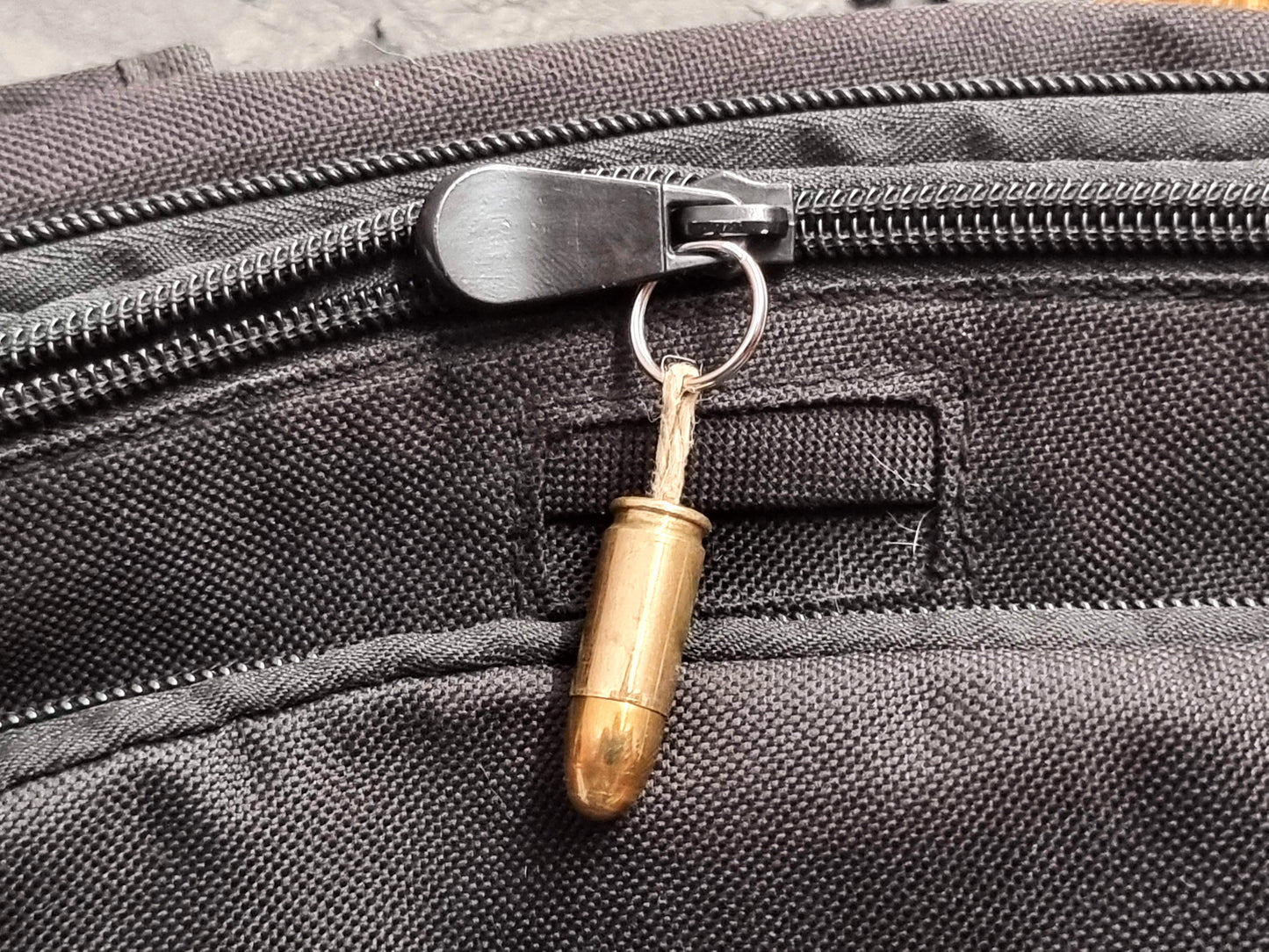Llavero hecho a mano con bala Luger de 9 mm: un regalo único para los amantes de las armas.